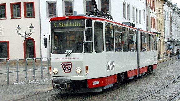 Straßenbahn am Hauptmarkt Richtung Stadthalle in der Altstadt Zwickaus