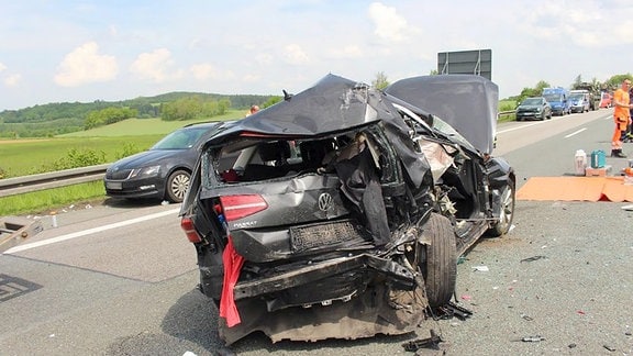 UnfallA72: Ein stark beschädigter schwarzer Pkw auf der Autobahn 72.
