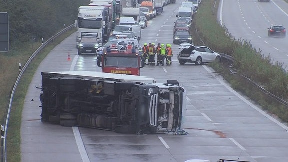 Unfallstelle, umgekippter Lkw, Rettungsfahrzeuge