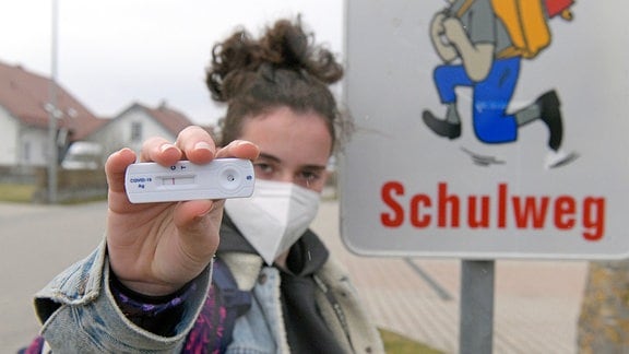 Ein Schulkind aus Bayern hat wegen der Corona-Pandemie einen Corona-Schnelltest gemacht.