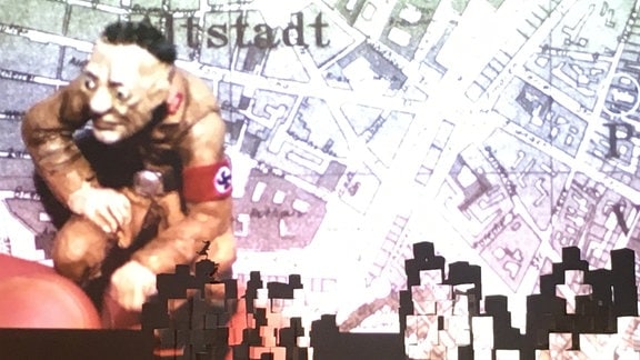 Aufführung des Puppenspielstücks "Chiffre 1302“ von Maria Bretschneider in einer Schule in Dresden-Prohlis. In dem Schulkunstprojekt wurden Zeitzeugenberichte verwoben.