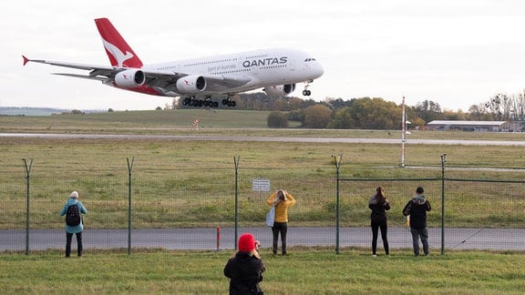 Schaulustige beobachten die Landung eines Airbus A380 der Qantas Airways am Flughafen in Dresden. Die Maschine, die in Sydney gestartet war, landete auf dem Langstreckenflug wegen bevorstehender Wartungsarbeiten in den Elbe Flugzeugwerken (EFW) in Dresden.