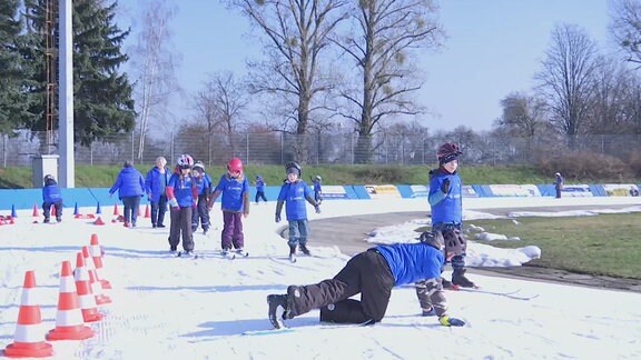 Kindern beim Skilaufen lernen