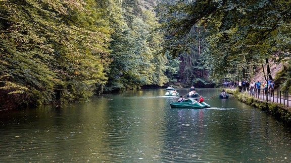 Zahlreiche Besucher fahren am Tag der Deutschen Einheit mit Tretbooten auf dem Amselsee, der sich an einem Wanderweg zur Felsformation Bastei im Nationalpark Sächsische Schweiz befindet. 