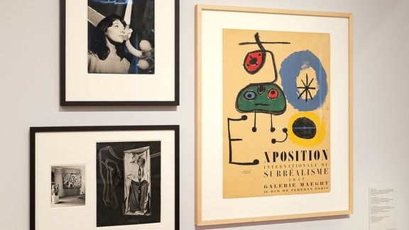 Blick in die Ausstellung des Archiv der Avantgarden mit surrealistischer Kunst.