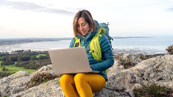 Frau arbeitet mit ihrem Computer im Freien in Dublin, County Dublin, Irland