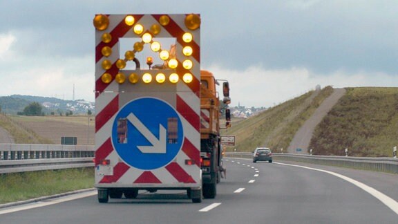 Ein Baustellenfahrzeug auf der Autobahn.