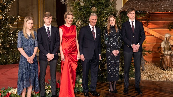 Prinzessin Eleonore (l-r), Prinz Emmanuel, Königin Mathilde von Belgien, König Philippe-Filip von Belgien, Kronprinzessin Elisabeth und Prinz Gabriel stehen für das jährliche Familienfoto vor einem Weihnachtsbaum, das anlässlich des Weihnachtskonzerts im Thronsaal des Königlichen Palastes in Brüssel aufgenommen wird. 