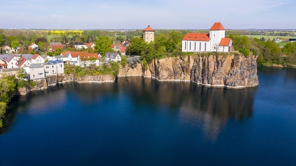 Luftbild von Bergkirche und Wasserturm auf dem Kirchberg, umgeben vom Kirchbruch, Beucha, Brandis, Sachsen.