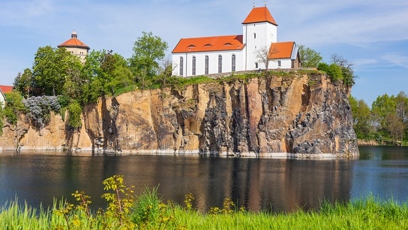 Bergkirche und Wasserturm auf dem Kirchberg, umgeben vom Steinbruchsee Kirchbruch.