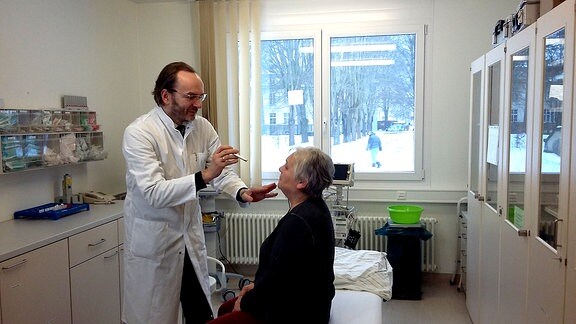 Prof. Dr. med. Peter Schönknecht mit einer Patientin bei Untersuchung