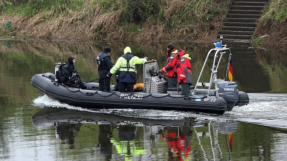 Polizeiboot und Taucher auf dem Wasser