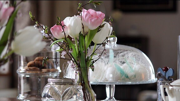 Weiße und rosa Tulpen stehen auf einem Tisch