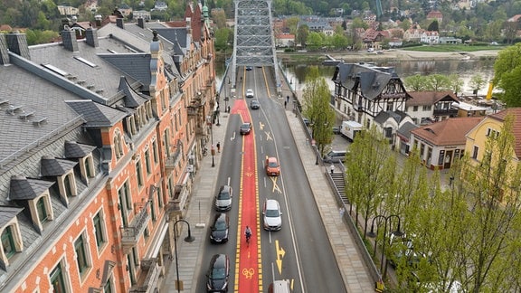 Autos stehen an der Elbbrücke Blaues Wunder an einem rot markierten Radweg (Aufnahme mit einer Drohne).