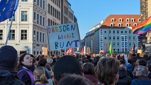 "Dresden bleibt bunt" steht auf einem Demoplakat.