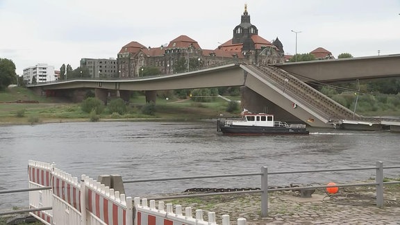 eingestürzte Brücke, Schiff davor