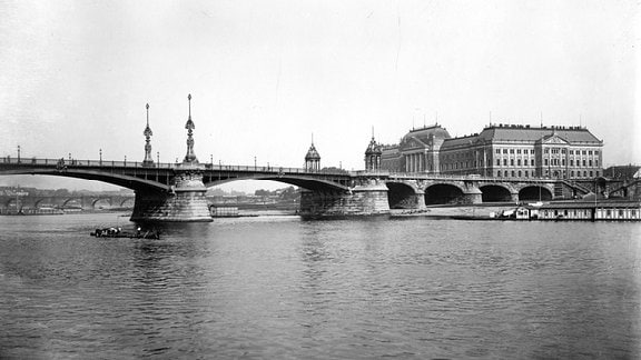 Die Königin-Carola-Brücke in Dresden im Jahr 2012 mit Blick auf die Neustädter Seite mit dem Finanzministerium