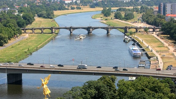 Ein historischer Raddampfer wendet am Mittwoch (19.07.2006) in Dresden hinter der Kuppel des Sächsischen Kunstvereins auf der Elbe zwischen Carolabrücke (vorn) und Albertbrücke (hinten). 