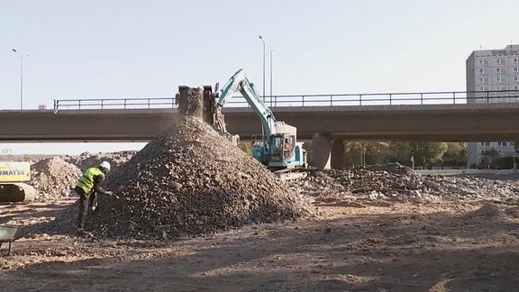 Eine Brechanlage an der eingestürzten Carolabrücke