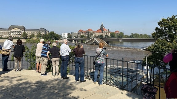 Touristen auf der Brühleschen Terrasse