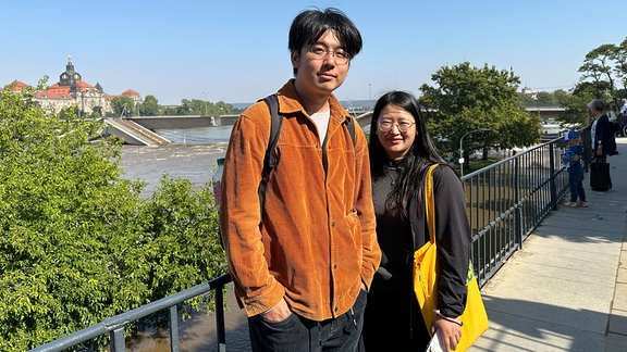 Studenten aus China vor der eingestürzten Brücke