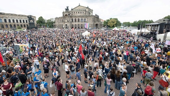 Teilnehmer einer Demonstration gegen Rechtsextremismus und für Demokratie stehen auf dem Theaterplatz vor der Semperoper. 