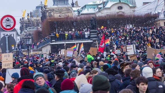 Zusammen gegen Rechts Mehrere Tausend Menschen protestieren am Sonntag unter anderem in Dresden, gegen die AfD und für die Demokratie.
