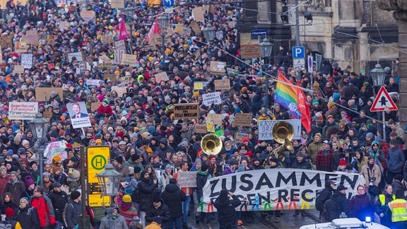 Zusammen gegen Rechts Mehrere Tausend Menschen protestieren am Sonntag unter anderem in Dresden, gegen die AfD und für die Demokratie. 