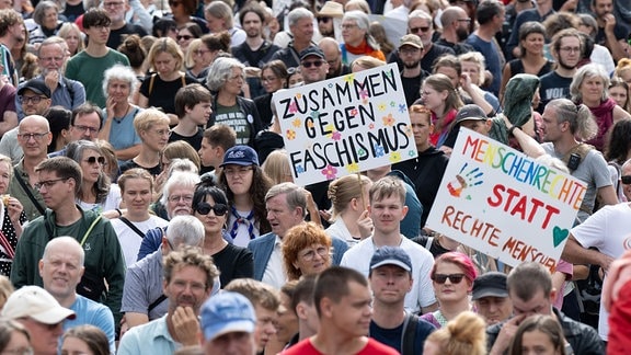 Teilnehmer einer Demonstration gegen Rechtsextremismus und für Demokratie in Dresden