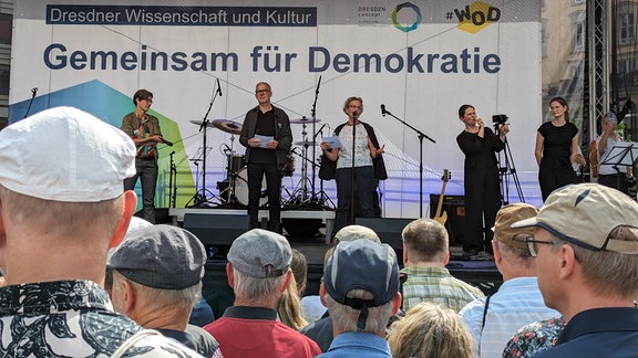 Demokratiekundgebung Dresden - Blick auf die Bühne