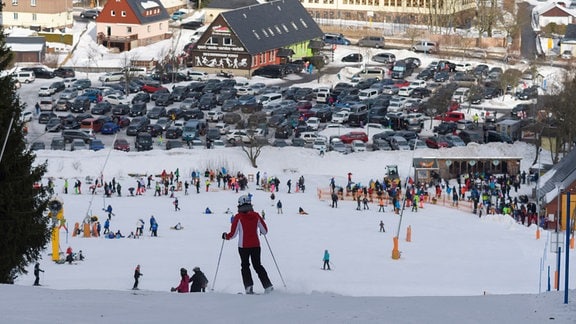 Wintersportfans sind auf dem Skihang unterwegs