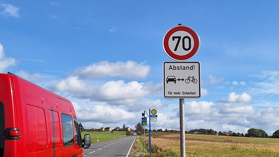 Auf einer Landstraße in der Sächsischen Schweiz weist ein Verkehrsschild auf Radfahrer hin.