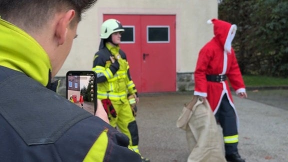 Drei Feuerwehrleute beim Videodreh.