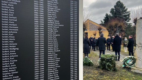 Eine große schwarze Tafel listet hunderte namen und Lebensdaten auf von Menschen, die von Nationalsozialisten in der Psychiatrie Großschweidnitz bei Dresden getötet und ermordet wurden. Im Hintergrund stehen Männer und Frauen zusammen und schweigen.