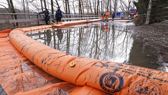 Einsatzkräfte des THW und der Feuerwehr versuchen Abwasser aus einer leckgeschlagenen Leitung bei der Talsperre Malter bei Dippoldiswalde zu sammeln.