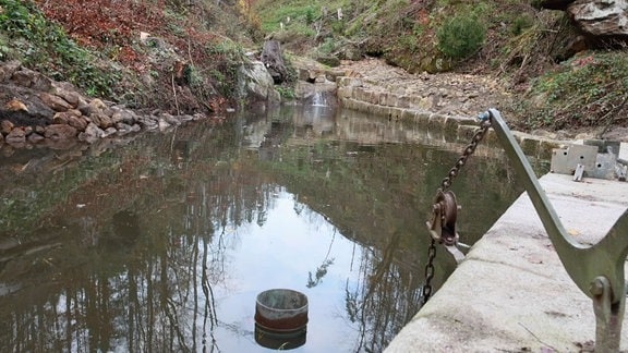 Wasser wird in einem Becken gestaut. 