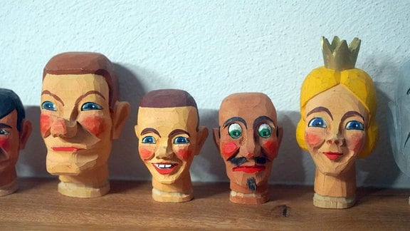 Puppenschnitzwerkstatt Freital: Eine Auswahl an fertig geschnitzten Puppenköpfen