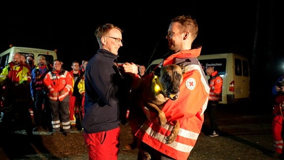 Rettungshündin Blair mit Hundeführer Pascal nach erfolgreichem Fund eines Kindes