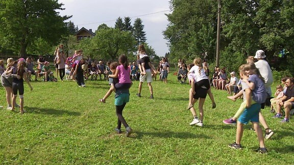 In diesen Zeiten zu bauen und zu sanieren erfordert viel Tatkraft udn Mut. Helena Fernandino und Torsten Haubold haben beides und sanieren die verfallene Heymannbaude in Kleinhennersdorf in der Sächsischen Schweiz als Stätte für Kultur und Begegnung.