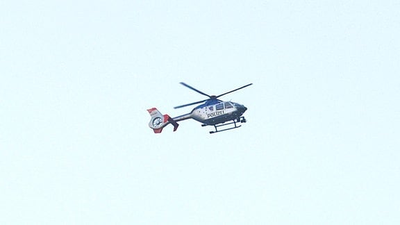 Hubschrauber fliegt über Sächsischer Schweiz
