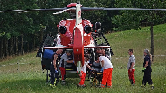 Rettungskräfte an einem Hubschrauber