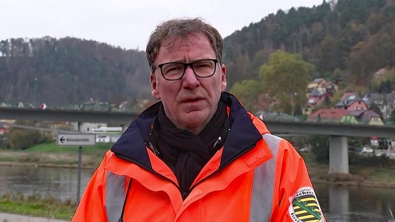 Ein Mann vom Verkehrsministerium befindet sich an der gesperrten Brücke in Bad Schandau.