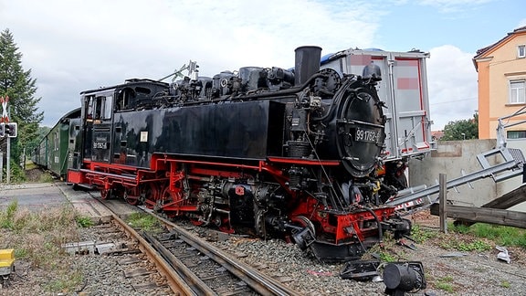 Die Strecke der Weißeritztalbahn ist nach einem Unfall an einem Bahnübergang in Dippoldiswalde weiter gesperrt. Nun soll die entgleiste Lok mithilfe eines Krans auf die Gleise gehoben werden. 