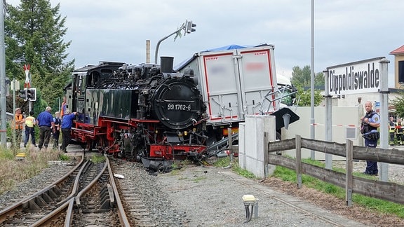 Entleiste Lok nach Zusammenstoß mit einem LKW in Dippoldiswalde