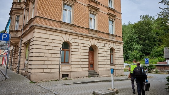 Die Polizei sichert Spuren, nachdem sich Männer gewaltsam Zutritt zu einem Wohnhaus in Sebnitz verschafft haben.