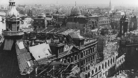 Blick auf das fast völlig zerstörte Stadtzentrum von Dresden.