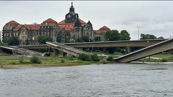 Erste abgeflexte Brückenteile liegen unten.