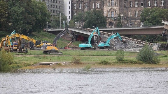 Bagger reißen die Brücke ab.