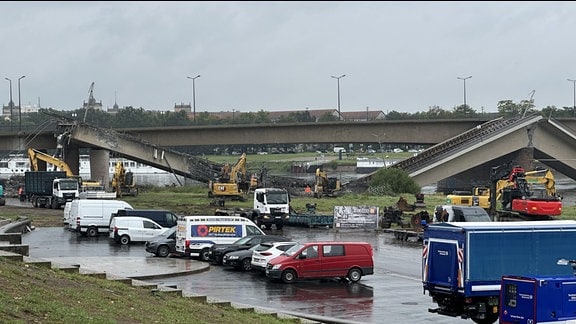 An der Carolabrücke laufen die Abrissarbeiten.