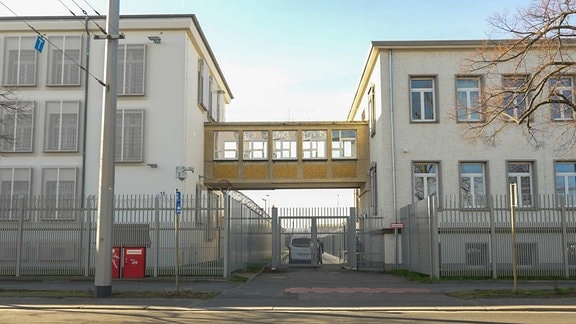 Ein Auto steht an der Abschiebehaftanstalt in Dresden.